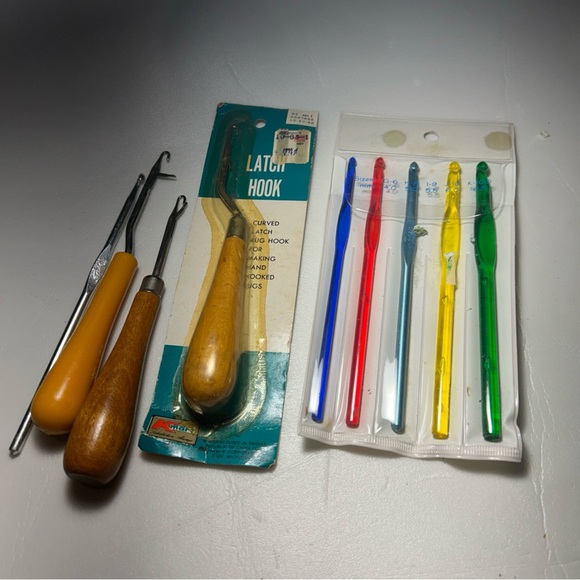 Latch Hook Tool Set with Wooden and Orange Handles - Picture 4 of 7